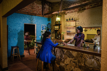 Volcanoes Bwindi Lodge: Bwindi Bar am Abend