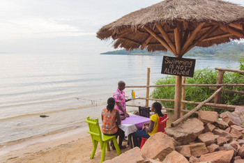 2 Friends Beach Hotel: Strand