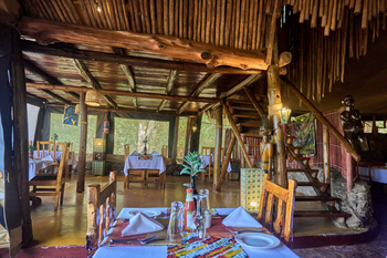 Ikoma Tented Camp: Elegantes Esszimmer mit verzierten Holztischen