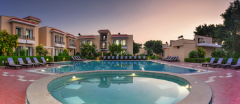 Jungle Vilas: Pool mit Liegestühlen