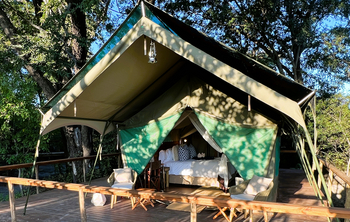 Kala Camp: Gästezelt - Laterne unterm Vordach