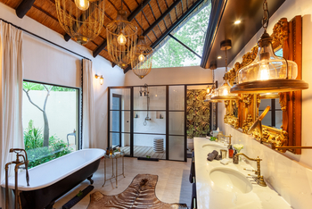 Kings Camp: Bad mit Doppelwaschtisch und Wanne