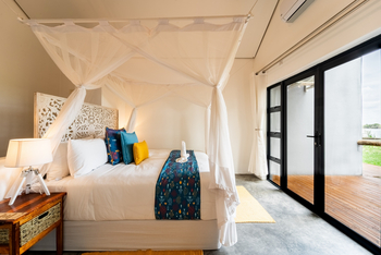 Lenyebi River Lodge: Doppelbett mit Moskitonetz