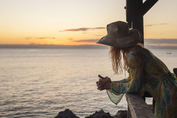 Masoala Forest Lodge: Frau auf Veranda
