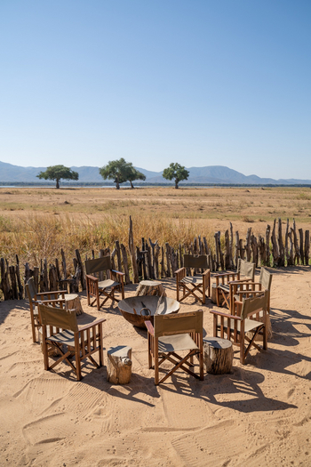 Nyamatusi Mahogany Camp: Stuhlkreis um Feuerschale