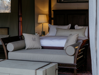 Otjiwa Thornbush Tented Camp: Safari-Schlafzimmer mit edlem Holzbett und Tagesliege