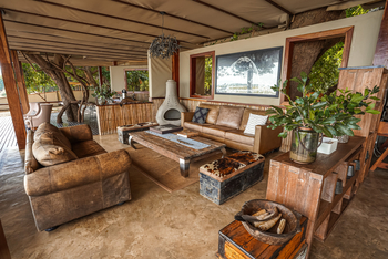 Sausage Tree Camp: Lounge mit Ledermöbeln