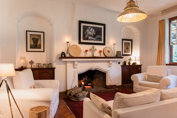 Shebas Secret Garden: Kamin in der Lounge