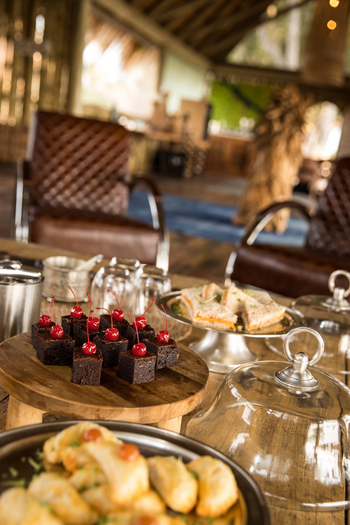 Sitatunga Private Island Camp: Essen Couchtisch Nahaufnahme