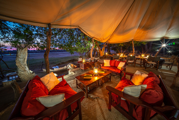 Tena Tena Camp Tena Tena Camp: Laternen in der Lounge