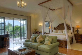 The Bishop's House: Bett und Sofa