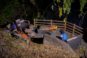 Adere Safari Lodge: Feuerplatz