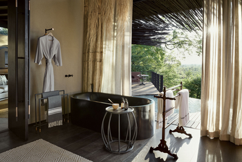 Chichele Presidential Lodge: Badezimmer mit Ausblick