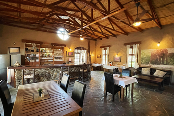 Fort Sesfontein Lodge: Lounge mit Steinbar und Lederstühlen