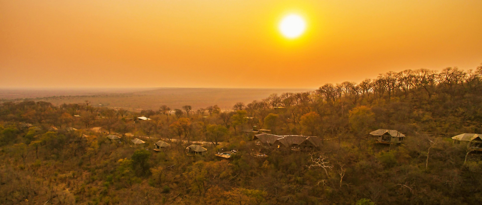 Ghoha Hills Savuti Lodge Ghoha Hills Savuti Lodge: Chalets entlang des Hügelzugs