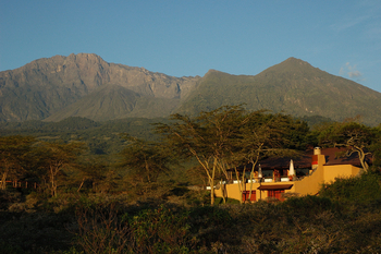 Hatari Lodge: Die Lodge vor dem Mount Meru