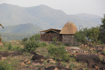 Kidepo Savannah Lodge: Safarizelt vor Bergen