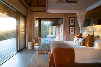Madikwe Hills Private Game Lodge: Großes Bett mit brauner Wurfdecke