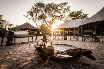 Meno A Kwena Camp Meno A Kwena Camp: Feuerstelle