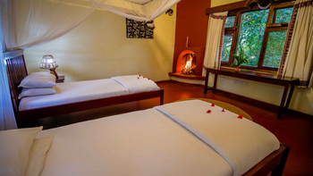 Moivaro Lodge: Schlafzimmer mit Moskitonetz und Kaminenflair
