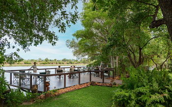 Ndhovu Safari Lodge: Garten und Flussdeck