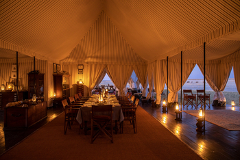 San Camp San Camp: Essbereich mit Beleuchtung