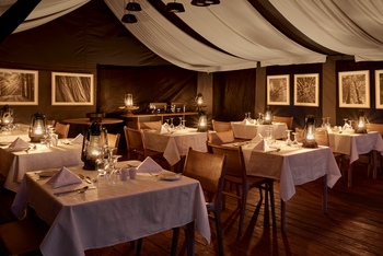 Sanctuary Ngorongoro Crater Camp: Essbereich mit Überdachung