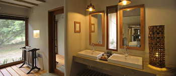 andBeyond Kichwa Tembo Tented Camp: Doppelwaschtisch