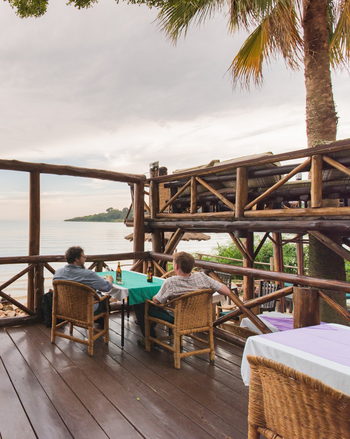 2 Friends Beach Hotel: Terrasse am See