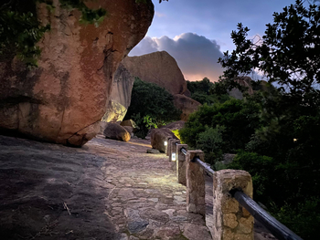 Big Cave Camp Big Cave Camp: Campgelände am Abend