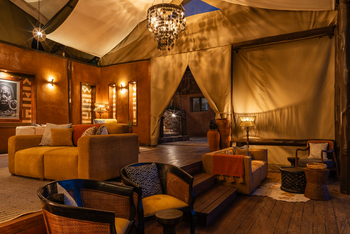 Elewana Serengeti Migration Camp: Interior Lounge am Abend