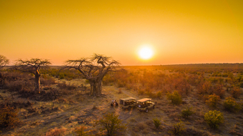 Ghoha Hills Savuti Lodge Ghoha Hills Savuti Lodge: Sundowner beim Baobab Theatre