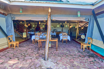 Ikoma Tented Camp: Holzstühle im rustikalen Safarirestaurant