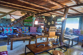 Ikoma Tented Camp: Lounge mit Hölzernen Akzenten und Tribalkunst