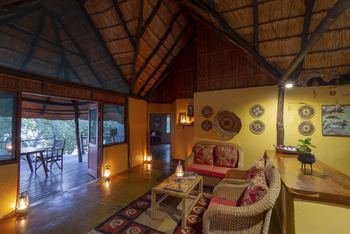 KaingU Safari Lodge: Lounge Family House