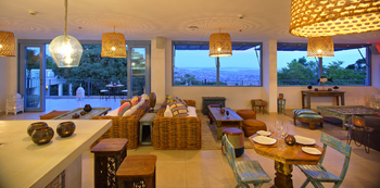 Latitude 0: The Upside Interieur