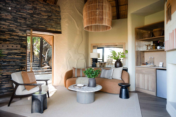 Madikwe Hills Private Game Lodge: Elegante Lounge mit erdfarbenen Kissen