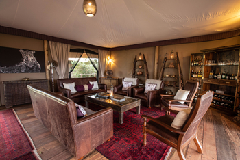 Mara Nyika Camp: Lounge mit Ledermöbeln