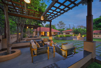 Meru Vann: Sekt im Garten