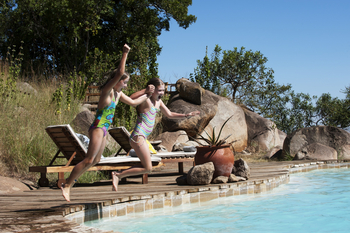 Mkombe's House Lamai: Sprung in den Pool