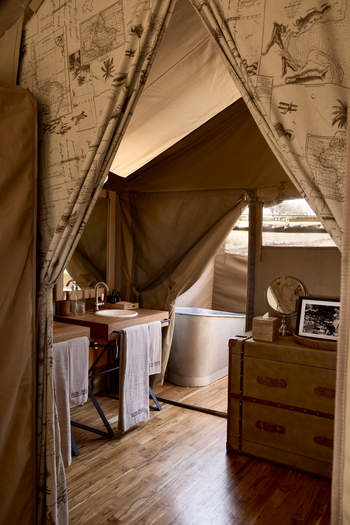 Out of Africa Legend by Laba Explorer: Badezimmer mit Badewanne