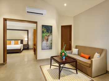 Taj Corbett Resort & Spa: Gateway Cottage Sofa