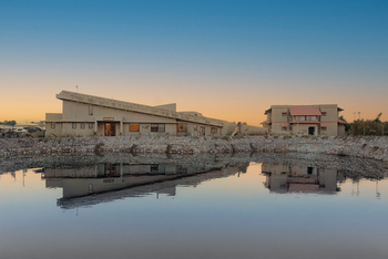 Tathastu Resort Satpura: Teich auf der Anlage