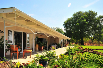 The River Farmhouse The River Farmhouse: Vordach