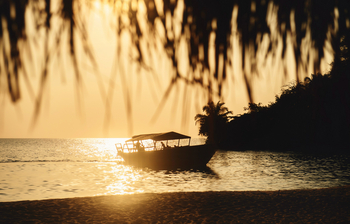 Greystoke Mahale: Boot am Strand