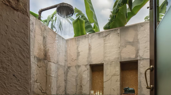 Jehan Numa Retreat: Außendusche Luxury Suite