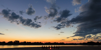 Luambe Camp: Sundowner auf einer Sandbank