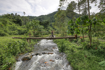 Mahogany Springs Safari Lodge: Brücke über den Munyaga