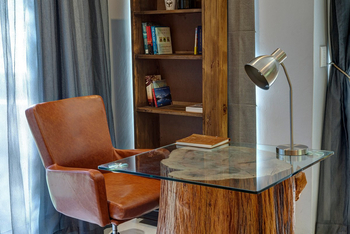 Naankuse @ Utopia: Schreibtisch