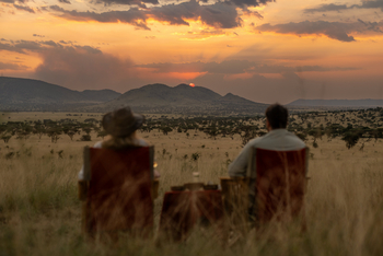 Nyikani Camp Central Serengeti: Sonne hinter den Bergen